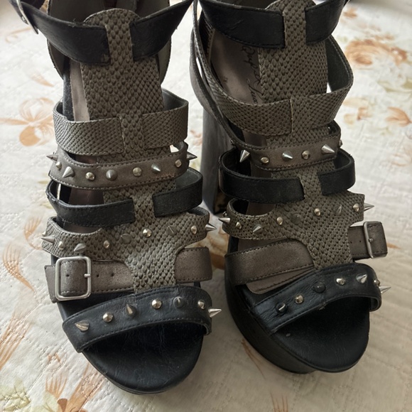 Studded platforms - Picture 2 of 2